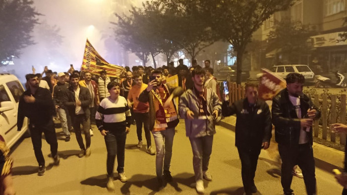 ultrAslan Bafra şampiyonluğu meşalelerle kutladı