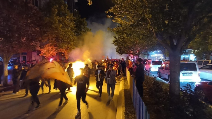 ultrAslan Bafra şampiyonluğu meşalelerle kutladı