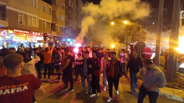 ultrAslan Bafra şampiyonluğu meşalelerle kutladı