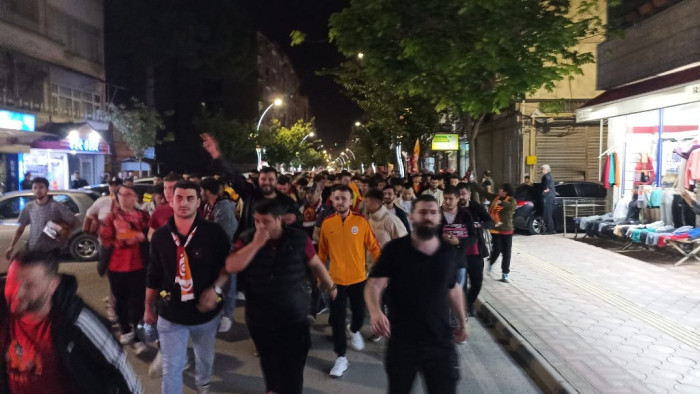 ultrAslan Bafra şampiyonluğu meşalelerle kutladı