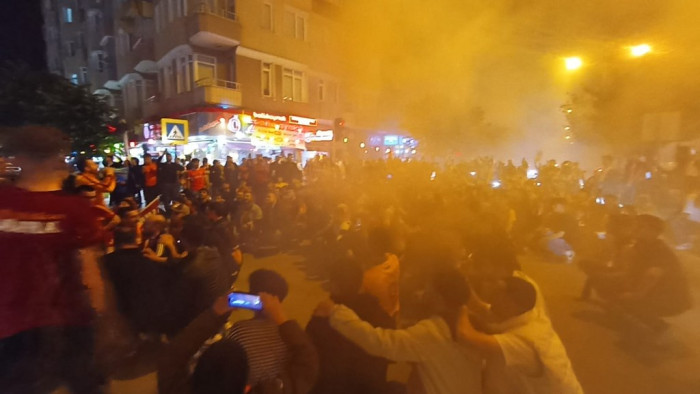 ultrAslan Bafra şampiyonluğu meşalelerle kutladı