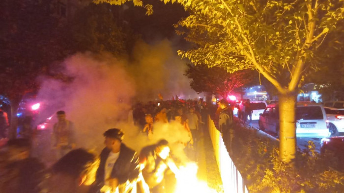 ultrAslan Bafra şampiyonluğu meşalelerle kutladı