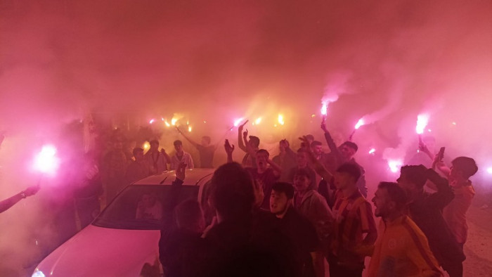ultrAslan Bafra şampiyonluğu meşalelerle kutladı