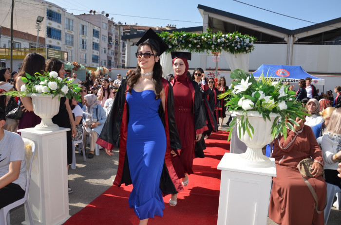 Ertuğrul Gazi Anadolu Lisesi İlk Mezunlarını Verdi