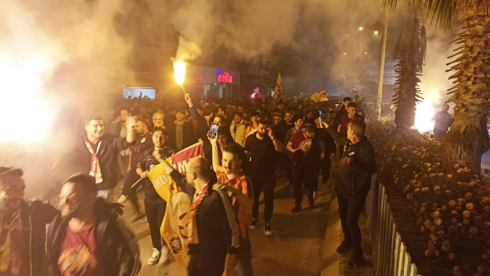 ultrAslan Bafra şampiyonluğu meşalelerle kutladı