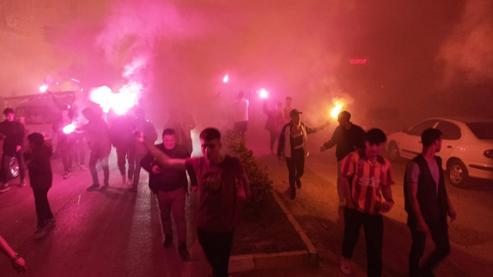 ultrAslan Bafra şampiyonluğu meşalelerle kutladı