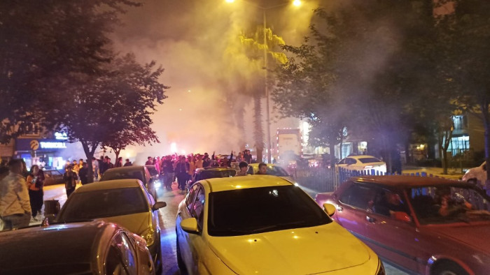 ultrAslan Bafra şampiyonluğu meşalelerle kutladı