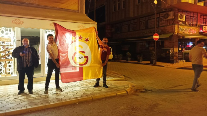 ultrAslan Bafra şampiyonluğu meşalelerle kutladı