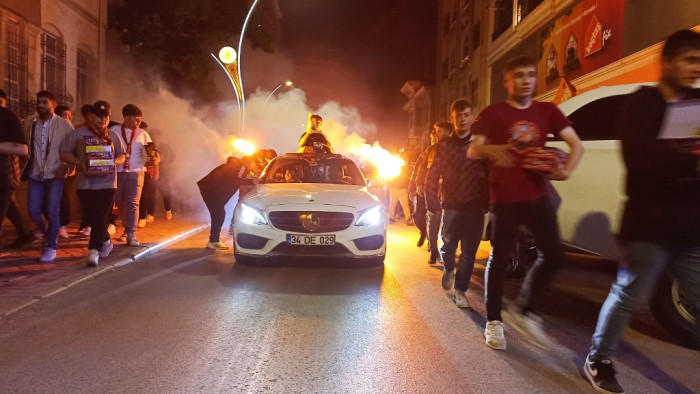 ultrAslan Bafra şampiyonluğu meşalelerle kutladı