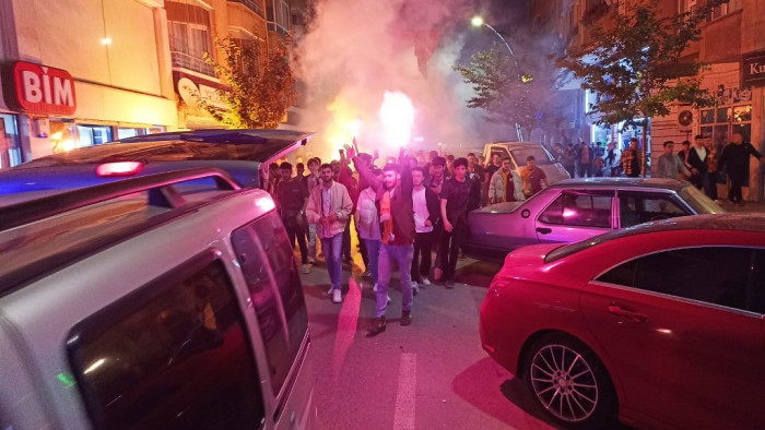 ultrAslan Bafra şampiyonluğu meşalelerle kutladı