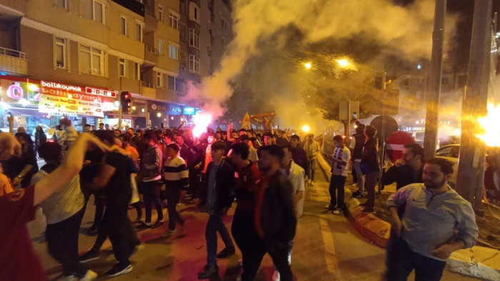 ultrAslan Bafra şampiyonluğu meşalelerle kutladı