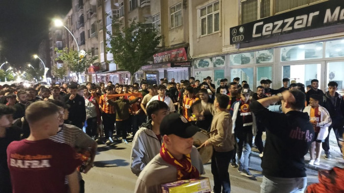 ultrAslan Bafra şampiyonluğu meşalelerle kutladı