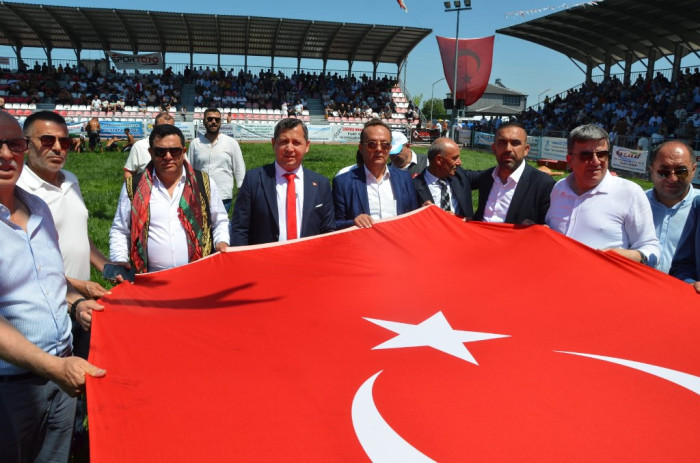 Alaçam Güreşlerinde Orhan Okullu Başpehlivan Oldu