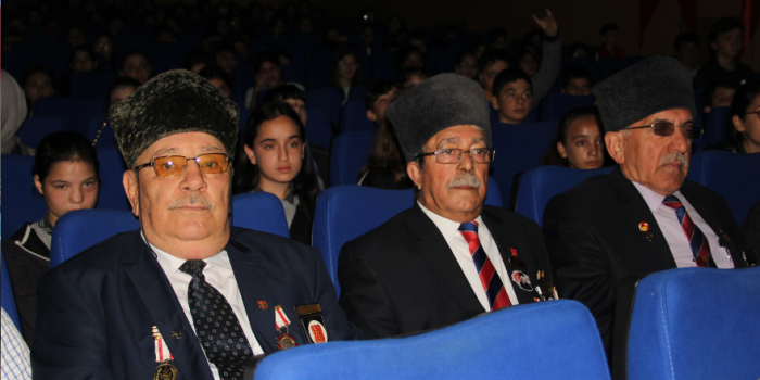 "Ortaokul Öğrencilerinden Tarihi Tiyatro Gösterisi: Kurtuluş'tan Cumhuriyet'e Yolculuk!"