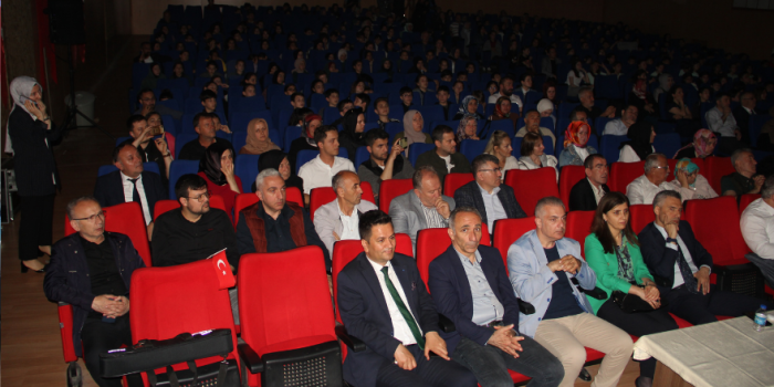 "Ortaokul Öğrencilerinden Tarihi Tiyatro Gösterisi: Kurtuluş'tan Cumhuriyet'e Yolculuk!"