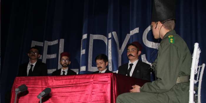 "Ortaokul Öğrencilerinden Tarihi Tiyatro Gösterisi: Kurtuluş'tan Cumhuriyet'e Yolculuk!"