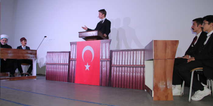 "Ortaokul Öğrencilerinden Tarihi Tiyatro Gösterisi: Kurtuluş'tan Cumhuriyet'e Yolculuk!"