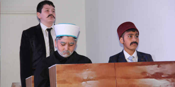 "Ortaokul Öğrencilerinden Tarihi Tiyatro Gösterisi: Kurtuluş'tan Cumhuriyet'e Yolculuk!"
