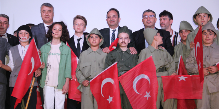 "Ortaokul Öğrencilerinden Tarihi Tiyatro Gösterisi: Kurtuluş'tan Cumhuriyet'e Yolculuk!"
