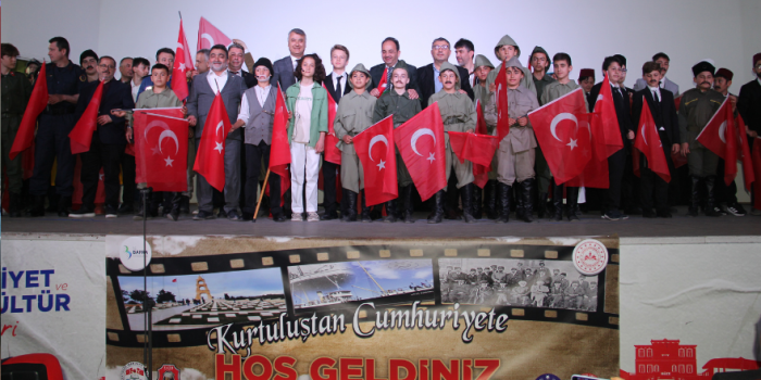"Ortaokul Öğrencilerinden Tarihi Tiyatro Gösterisi: Kurtuluş'tan Cumhuriyet'e Yolculuk!"
