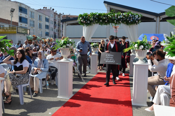 Ertuğrul Gazi Anadolu Lisesi İlk Mezunlarını Verdi