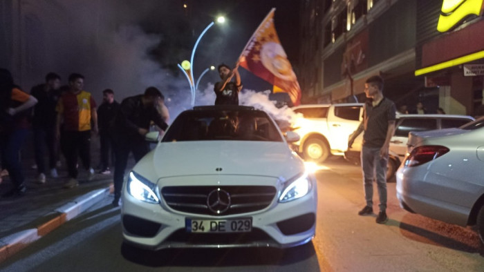 ultrAslan Bafra şampiyonluğu meşalelerle kutladı