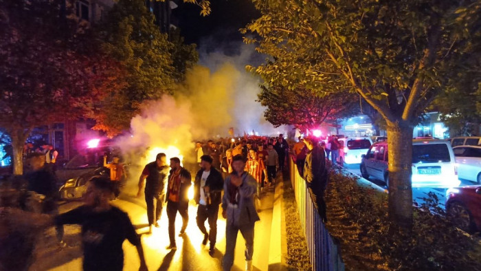 ultrAslan Bafra şampiyonluğu meşalelerle kutladı