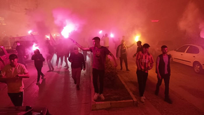 ultrAslan Bafra şampiyonluğu meşalelerle kutladı