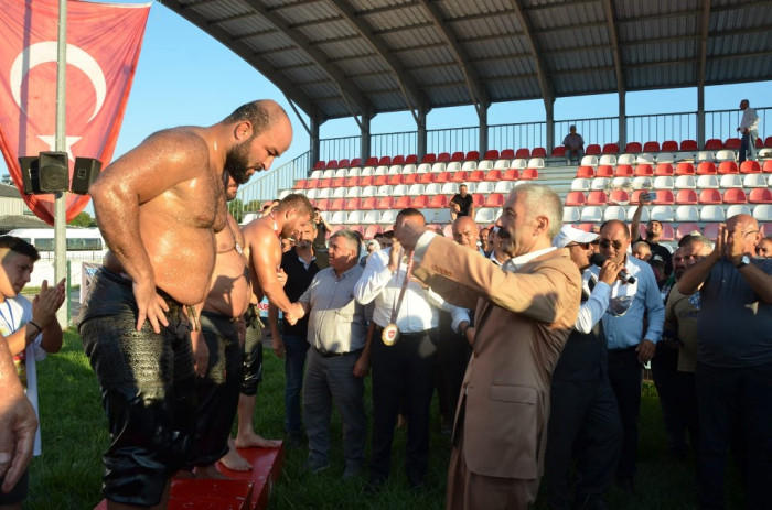 Alaçam Güreşlerinde Orhan Okullu Başpehlivan Oldu