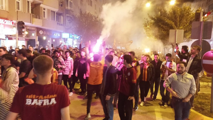 ultrAslan Bafra şampiyonluğu meşalelerle kutladı