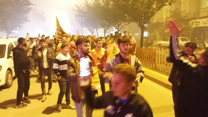 ultrAslan Bafra şampiyonluğu meşalelerle kutladı